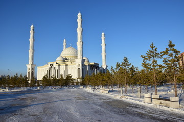 Fototapeta na wymiar HASIRET SULTAN mosque in Astana, Kazakhstan