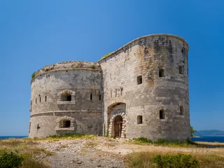 Deurstickers Vestingwerk Torens van het oude fort van Arzla