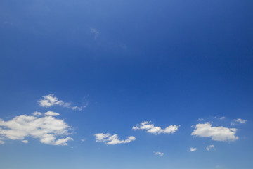Fototapeta premium 青空と雲が広がる空の風景