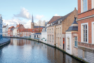 Fototapeta na wymiar Brugge. View of the traditional urban channel.