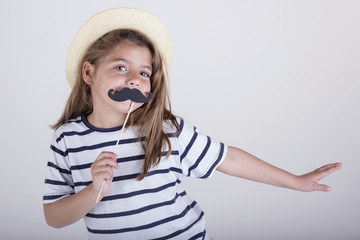 niña divertida con bigote falso