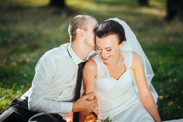 Naklejka premium Beautiful summer Wedding walk on nature