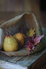 poire sur fond en bois