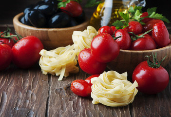 Italian spaghetti with prawns and parsley