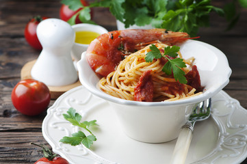 Italian spaghetti with prawns and parsley