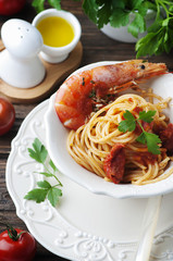 Italian spaghetti with prawns and parsley