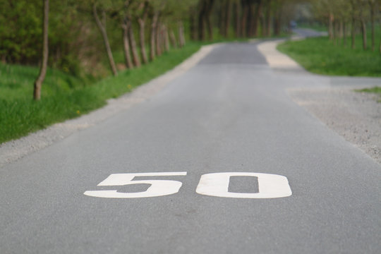 Stra&szlig;e, Geschwindigkeitsbegrenzung