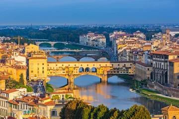 Fotobehang Ponte Vecchio Ponte Vecchio over de rivier de Arno in Florence, Italië