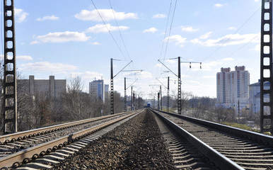 Железная дорога уходит вдаль.The railroad goes into the distance.