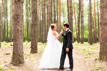 Naklejka premium Bride and groom dancing in nature. Wedding dance outdoors