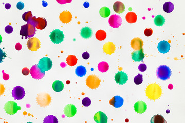 Naklejka premium Watercolor splashes, drops, circle stains on white paper.