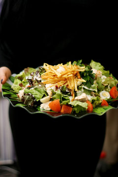 Тарелка с салатом цезарь