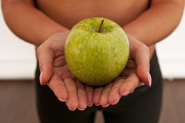 зеленое яблоко  руках