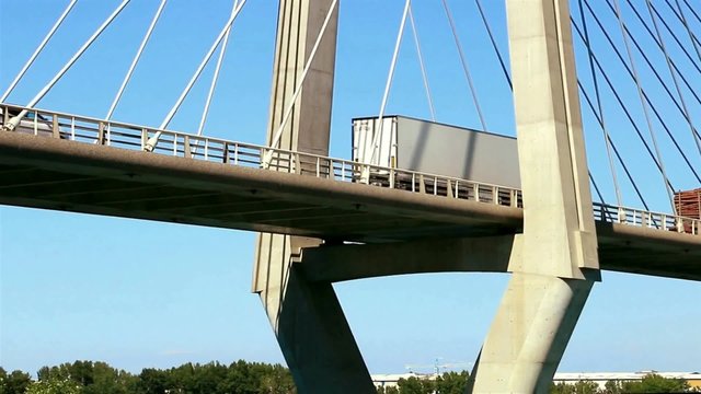 Circulation routi&egrave;re sur le pont de Tarascon