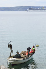 Fischerboot und Ozeanriese