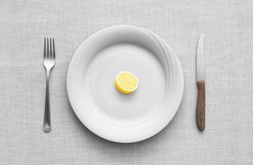 Piatto con limone fetta agrume