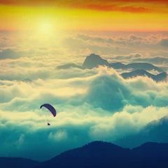 Photo sur Plexiglas Sports aériens Parapente au dessus des montagnes