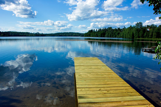 на фото изображено озеро в летний солнечный день