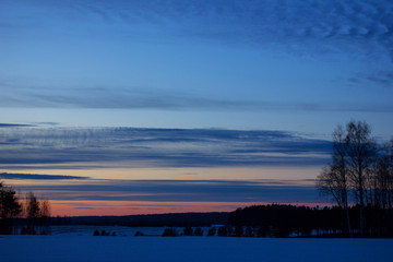 Fototapeta na wymiar на фото изображен вечерний пейзаж с закатом солнца