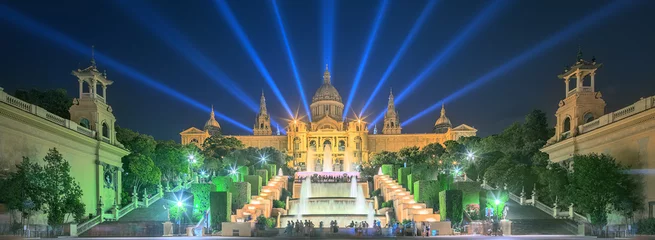Fotobehang Nachtzicht op de magische fontein in Barcelona © boule1301
