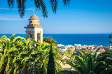 Gardinen Der Glockenturm und das Dach der Kirche versteckt sich hinter den Palmen, Sanremo, Italien © anilah
