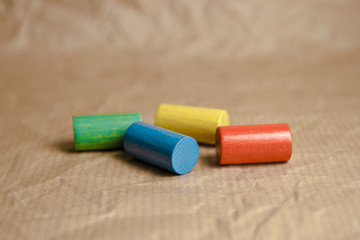 Spielfiguren liegend auf Packpapier