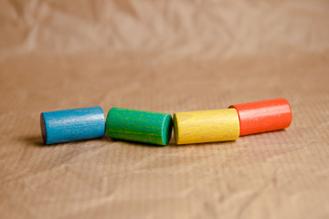 Spielfiguren liegend aneinander gereiht auf Packpapier