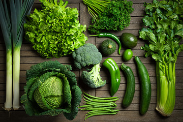 Composition de légumes uniquement verts sur une table en bois