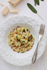 Teller mit Gnocchi in Salbeibutter mit Parmesan und rosa Pfeffer 