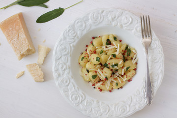 Eine Portion Gnocchi in Salbenbutter mit Parmesan und rosa Pfeffer