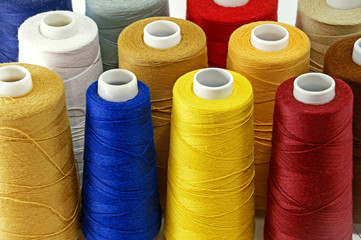 Цветные катушки ниток
