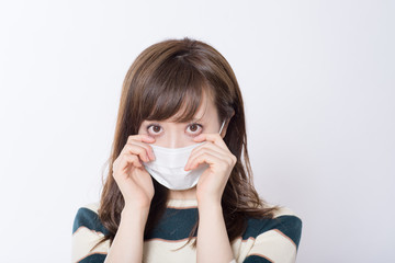 マスクをする女性