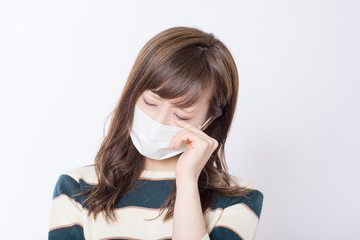 マスクをする女性