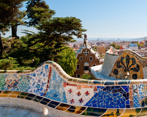Obraz premium Podwyższony widok na główne wejście do Parc Guell, architektonicznego arcydzieła Antonio Gaudiego.