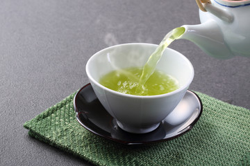 お茶を注ぐ