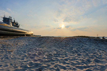U-Boot Denkmal am Strand von Laboe im Sonnenuntergang