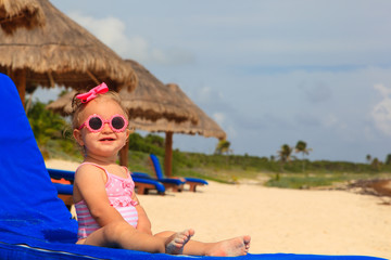 Obraz na płótnie Canvas cute little girl on summer beach