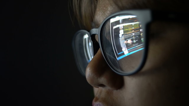 Glasses reflecting website close-up 4k UHD (3840x2160)
