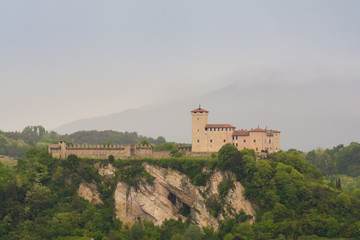 Fototapeta na wymiar Rocca Borromeo di Angera am Lago Maggiore, Norditalien