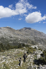 Fototapeta na wymiar persona que camina por la sierra de las Nieves junto a la cima del Torrecilla