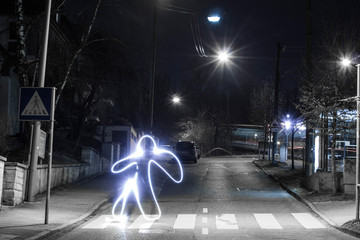 Abstrakter Fußgänger auf Zebrastreifen bei Nacht