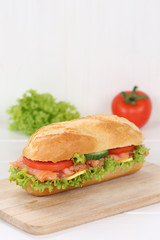 Sandwich Baguette belegt mit Lachs Fisch und Textfreiraum