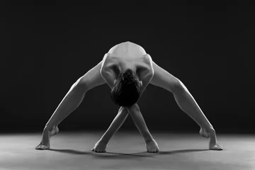 Gordijnen Naakt yoga. Mooi sexy lichaam van jonge vrouw op zwarte achtergrond © staras