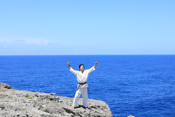 南国の美しいビーチで寛ぐ男性