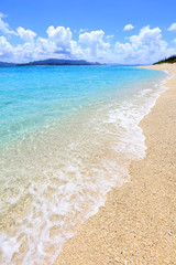 美しい沖縄のビーチと夏空