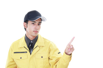 指示する笑顔の作業員