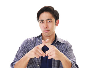 禁止の意思表示をする青年