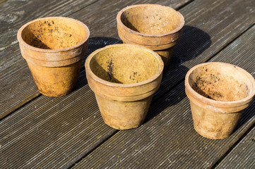 Tont&ouml;pfe auf Holztisch