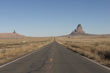 Carretera deserta en el desierto de Arizona, USA