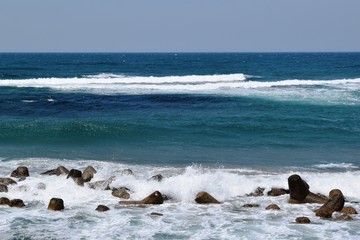 日本海の荒波／山形県の庄内浜で日本海の荒波風景を撮影した写真です。庄内浜は非常にきれいな白砂が広がる海岸と、奇岩怪石の磯が続く大変素晴らしい景観のリゾート地です。